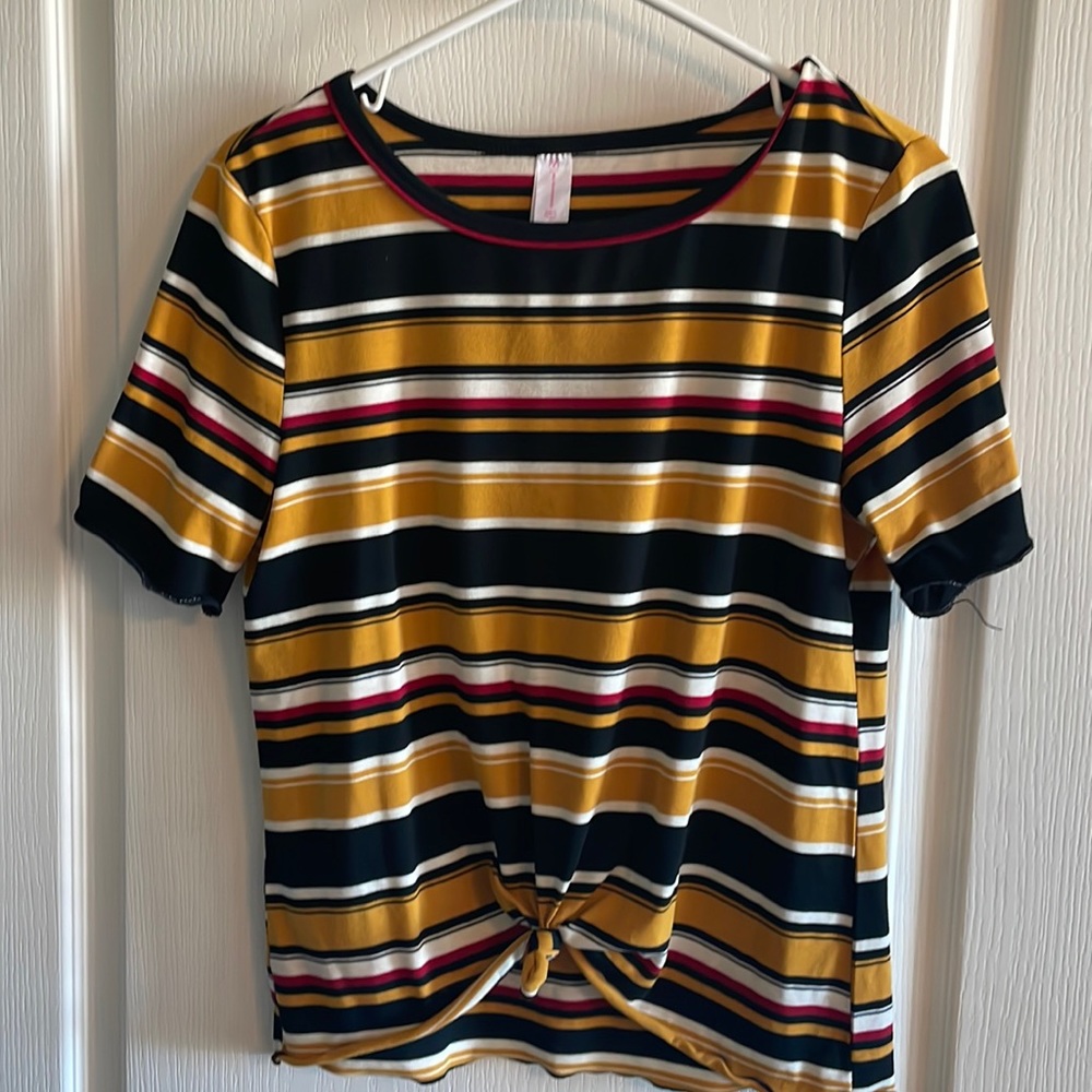 Juniors extra-large 15-17.  65% polyester, 30% rayon, 5% spandex. Cute front tie